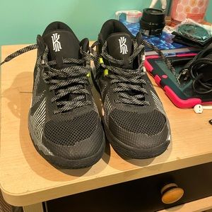 Nike Kyrie Flytrap 5 - Size 7. Sneaker in Black/White/Grey